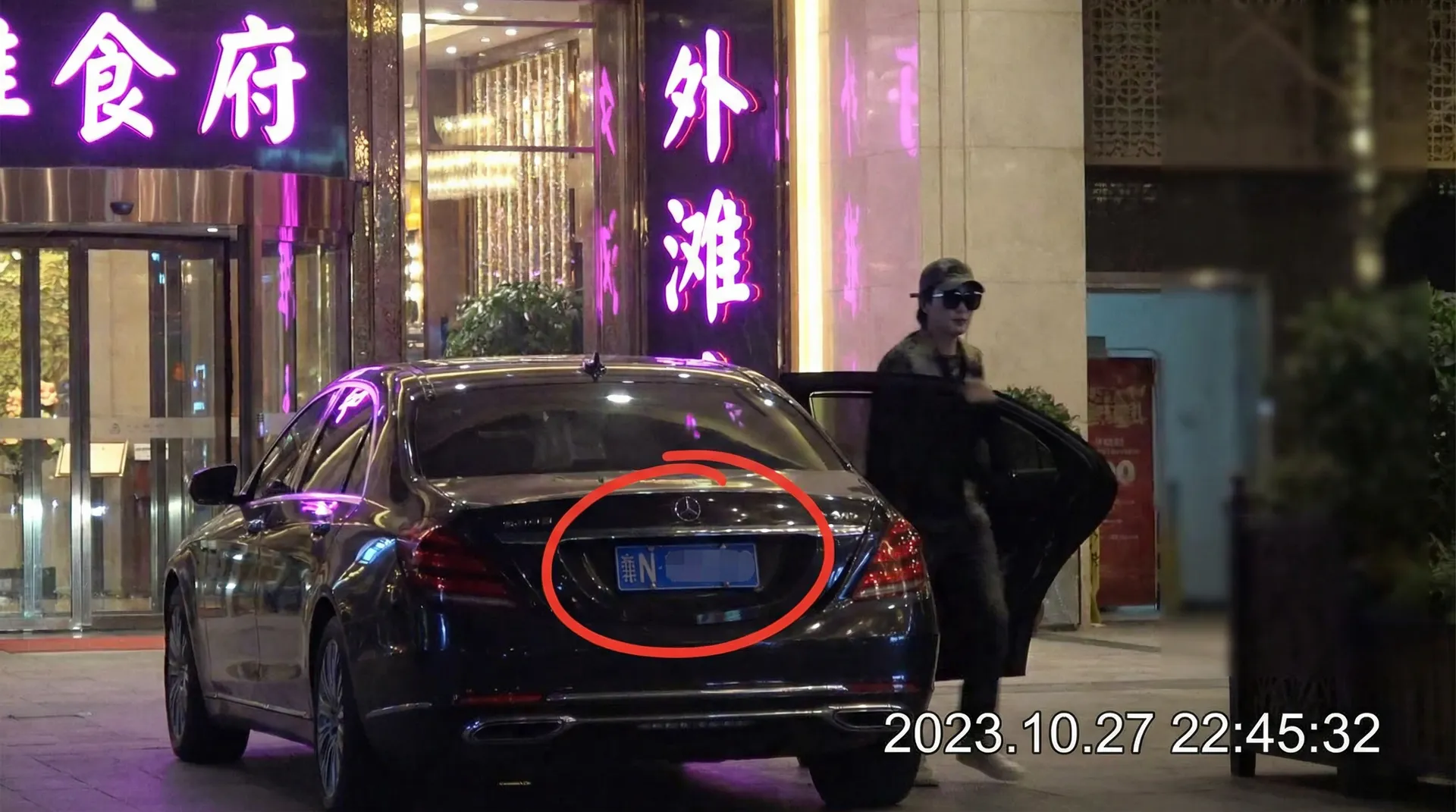 免费网站看大片真人电视剧的软件叫 - 豪车餐厅外偷拍